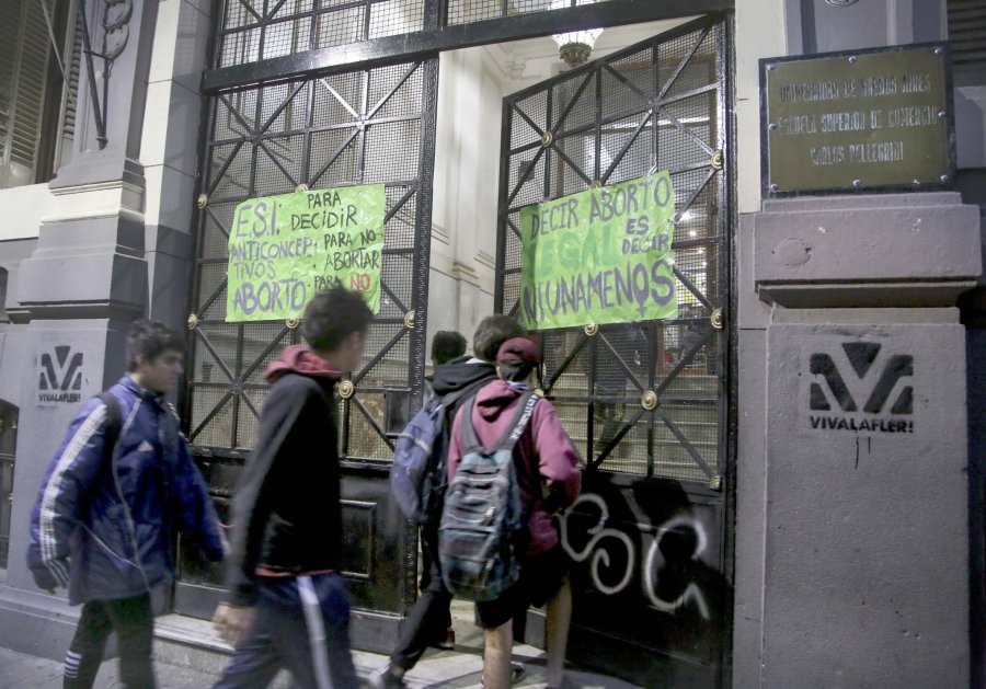 FOTO NA A FAVOR. Alumnos de la Escuela Superior de Comercio "Carlos Pellegrini" manifestaron su decisi&oacute;n.
