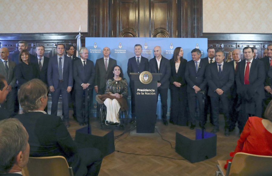 FOTO NA ACTO. Macri junto a jueces de la Corte y gobernadores, entre ellos Lifschitz.