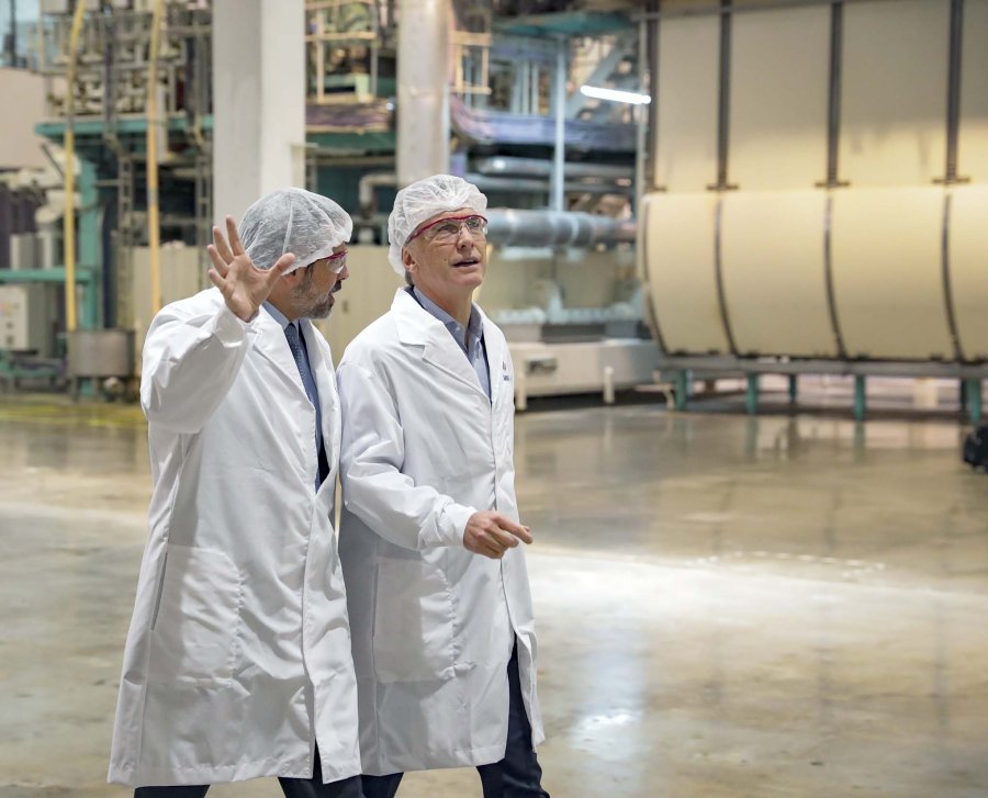 FOTO NA  PRESIDENTE. Al visitar la planta de elaboraci&oacute;n de pastas Lucchetti.