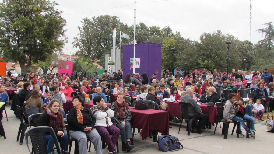 FOTO PRENSA MUNICIPALIDAD// LAS COSAS DEL QUERER./ La  plaza luci&oacute; totalmente colmada.