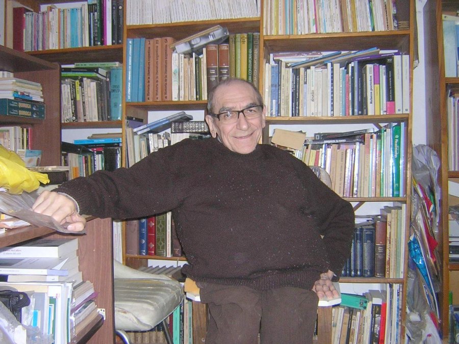 ANGEL BALZARINO./ Rodeado por sus amados libros.