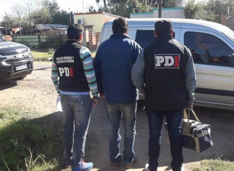 FOTO ARCHIVO FISCAL F. BURELLA.  FOTO RADIO B. SUARDI DETENIDO. El momento en que la PDI detuvo al docente en Ceres.