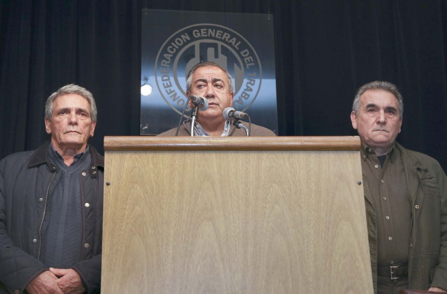 FOTO NA GREMIALISTAS. Carlos Acu&ntilde;a, Hector Daer y Juan Carlos Schmid al anunciar la medida de fuerza.