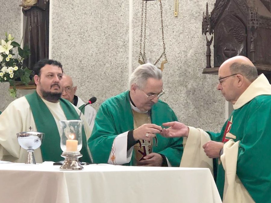 FOTO FACEBOOK PARROQUIA SAN ANTONIO CAMBIO DE PARROCO./ Walter Perell&oacute; (saliente), el obispo Luis Fern&aacute;ndez y Antonio Navarro (nuevo).
