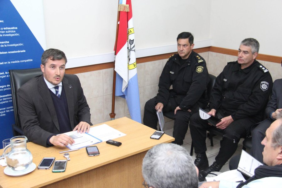 FOTO J. BARRERA GESTION. El fiscal regional Dr. Diego Vigo expone, y el jefe de la UR V Fabi&aacute;n Forni escucha el informe.