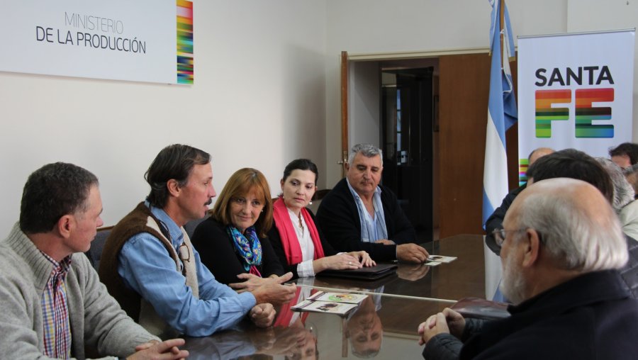 FOTO IP ANUNCIO./ Ciciliani, dirigentes de la C&aacute;mara de Caba&ntilde;as Santafesinas de Ganado y de la Cooperativa Guillermo Lehmann.