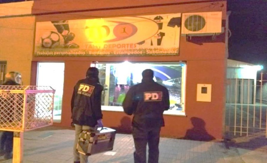 FOTO PDI LOCAL DEPORTIVO. La PDI Rafaela detuvo a dos hombres que robaron tras romper la vidriera.