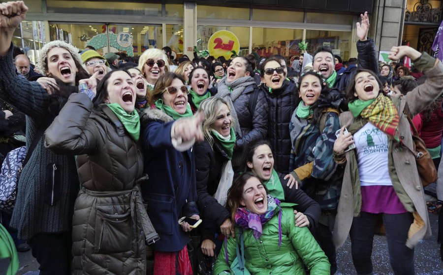 FOTO NA CELEBRACIONES. En la Plaza frente al Congreso los movimientos a favor del aborto legal festejaron el resultado de la votaci&oacute;n.