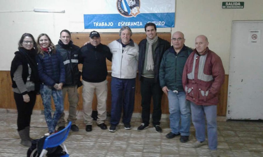 FOTO PM SEGURIDAD. Delvis Bodoira y C&eacute;sar Oviedo (GUR), junto a los vecinos del Amancay.