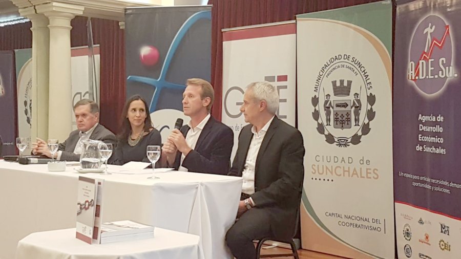 FOTO COMUNICACION// DISERTACION./ La mesa cabecera durante la exposici&oacute;n.