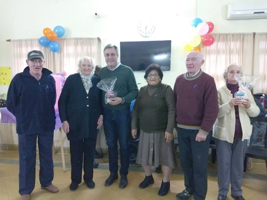 FOTO SCP// EN EL HOGAR// Luis Castellano con un grupo de abuelos. CELEBRACION./Todo fue alegría y confraternidad.