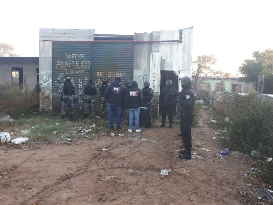 FOTO PDI ALLANAMIENTO. Hallaron armas de fuego, trasladaron a tres menores y hubo un mayor detenido.