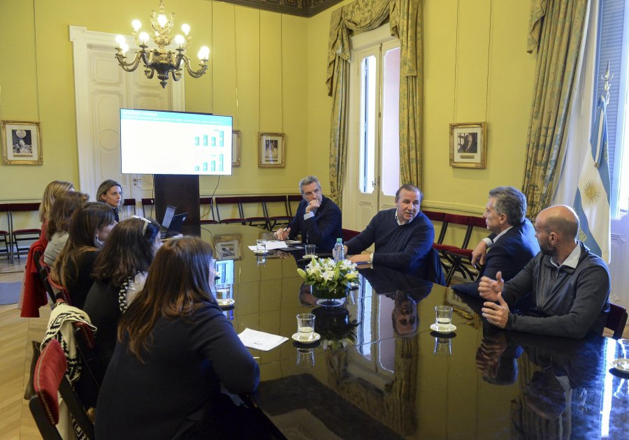 FOTO NA MACRI. Junto a integrantes de su gabinete econ&oacute;mico.