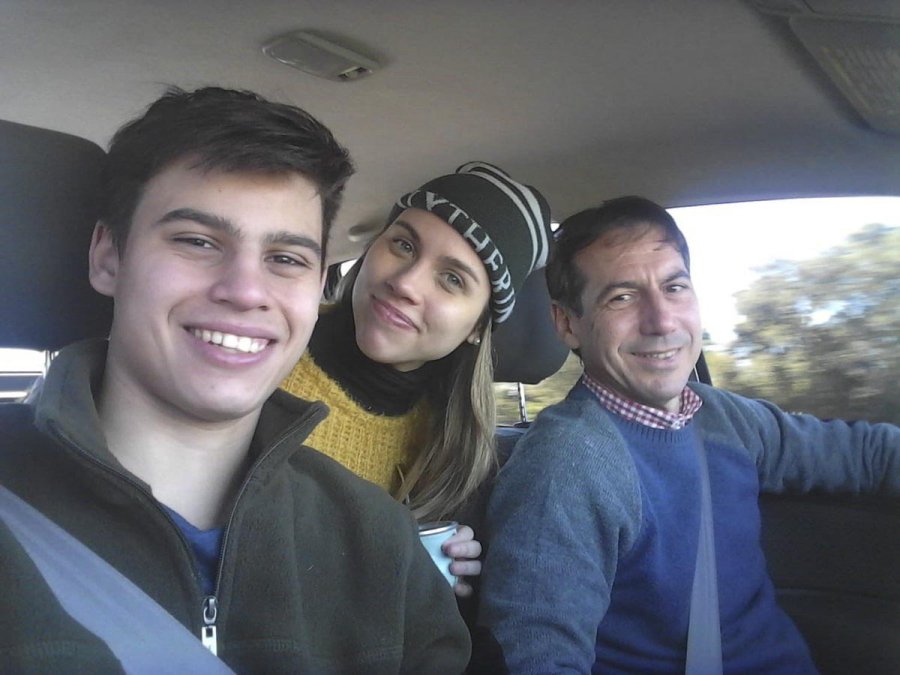 FOTO ARCHIVO NA FOTO FAMILIAR. Naidenoff public&oacute; este domingo, en el D&iacute;a del Padre, esta foto junto a sus dos hijos.