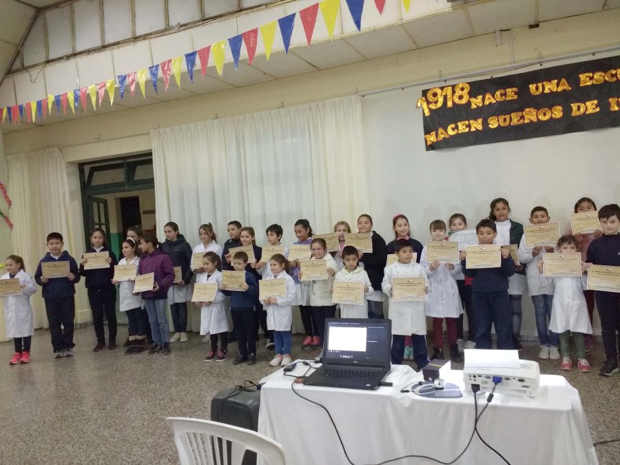 FOTO PRENSA CEL// GRUPO./ Los alumnos que merecieron el reconocimiento.