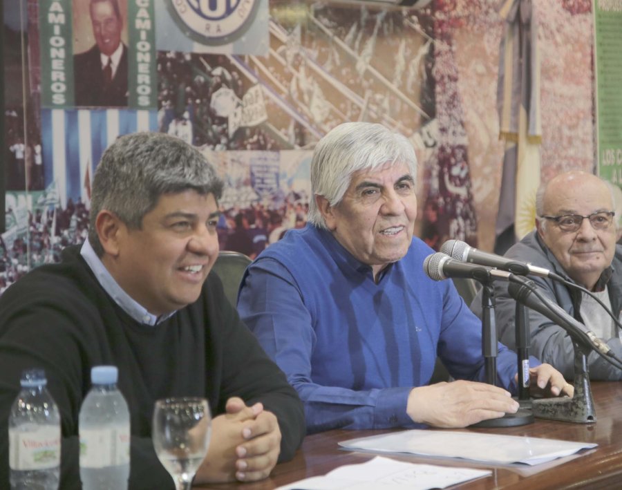 FOTO NA FELICES LOS DOS. Pablo y Hugo Moyano al dar detalles del acuerdo paritario.