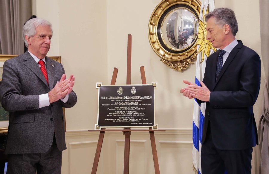 FOTO NA PRESIDENTES. Macri al encontarse con su par uruguayo, Tabar&eacute; V&aacute;zquez.