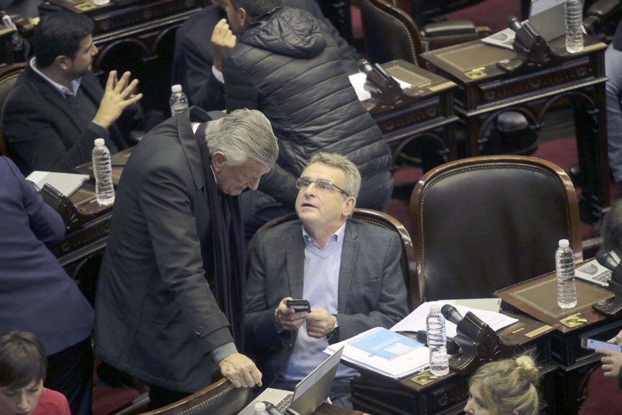FOTO NA DIPUTADO. El santafesino Rossi, en soledad en el recinto.