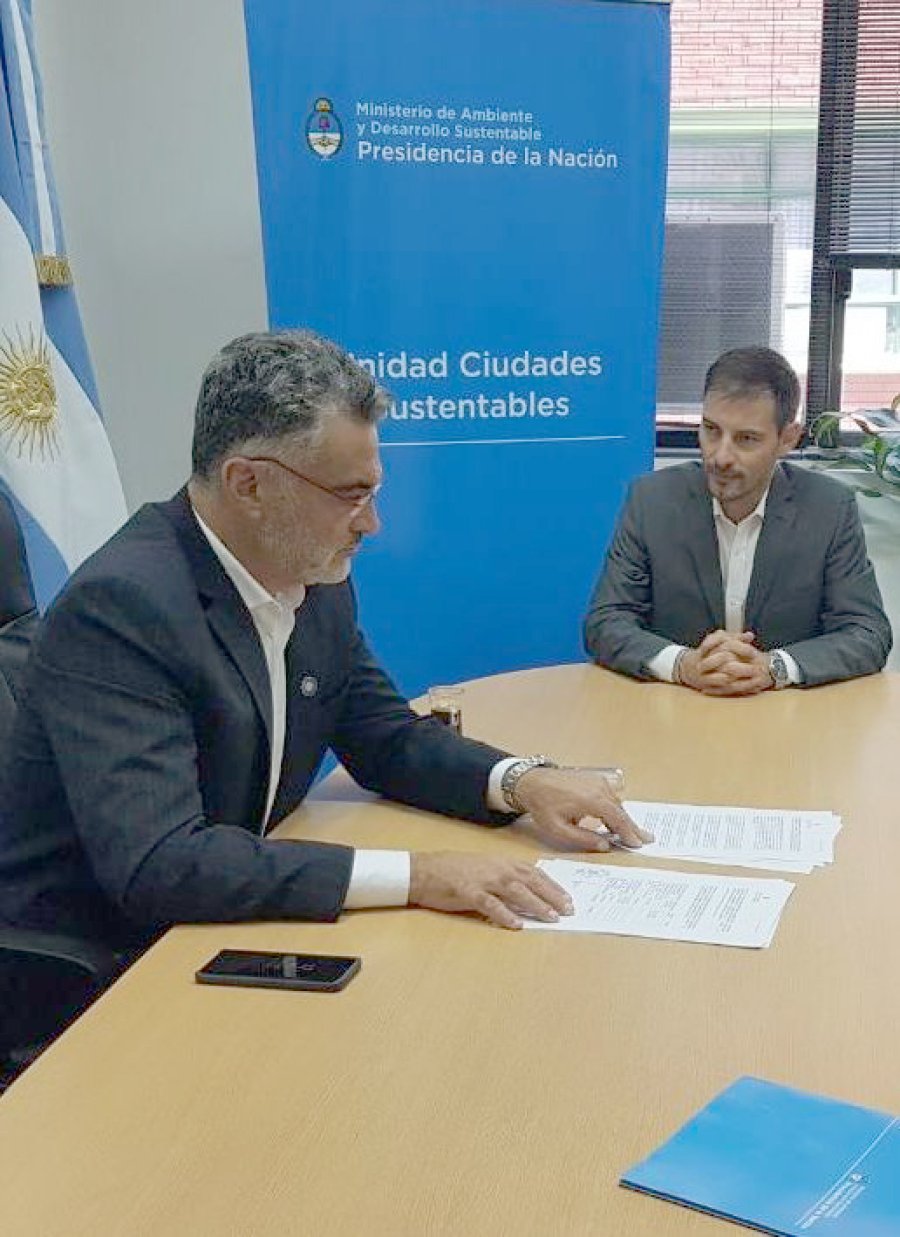 FOTO PRENSA COMUNA// CONVENIO./ Momentos en que se suscribi&oacute; el acuerdo con el Ministerio de Ambiente y Desarrollo Sustentable de la Naci&oacute;n.