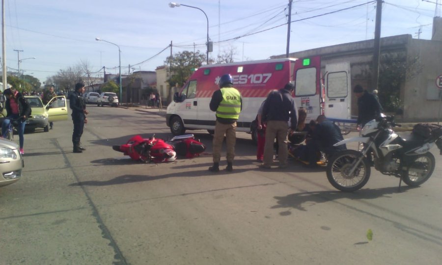 FOTO DIEGO OLIVA EN AV. SALVA Y ARENALES. El motociclista de 26 a&ntilde;os debi&oacute; ser trasladado al Hospital con lesiones leves.