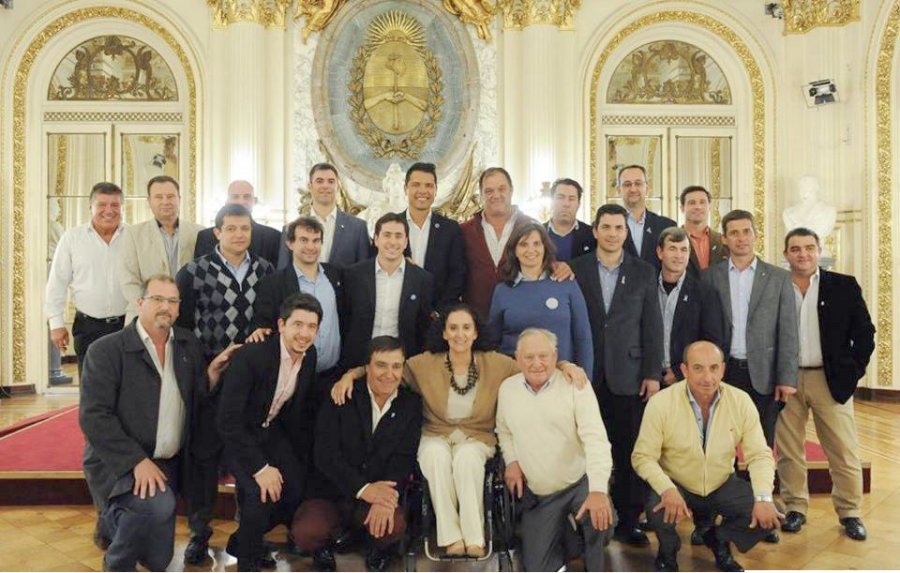 FOTO PRENSA COMUNA./ ENCUENTRO./ El grupo que se entrevist&oacute; con la Vicepresidente de la Naci&oacute;n.
