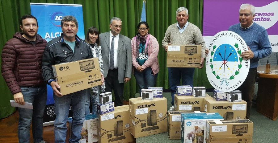 FOTO PRENSA COMUNA// COMPUTADORAS//El momento de recibir los equipos  de inform&aacute;tica.