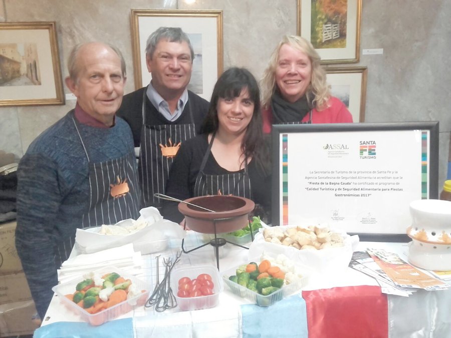 FOTO PRENSA COMUNA// PRESENTACION./ Hugo Actis, Ren&eacute; Tomatis, Nadia Tomatis, Elva Nagel, en el stand santafesino.