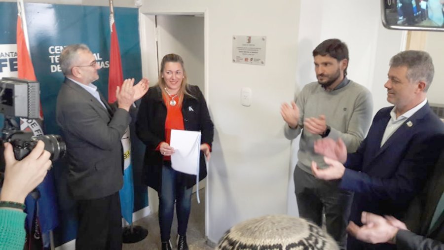 FOTO PRENSA DIP. MARTINEZ AUTORIDADES. Alcides Calvo, Victoria Civalero, Maximiliano Pullaro y Omar Mart&iacute;nez aplauden. Tambi&eacute;n estuvo el fiscal Diego Vigo.