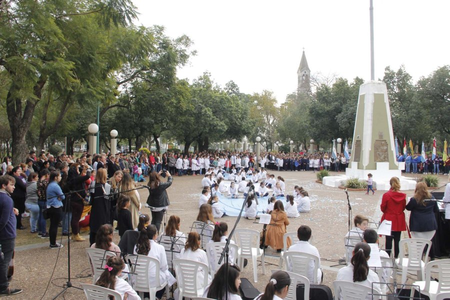 FOTO F. MELCHIORI// PROMESA DE LEALTAD A LA BANDERA./ Fue tomada por Gonzalo Toselli a los alumnos de cuarto a&ntilde;o. PUBLICO./ As&iacute; debiese lucir en cada acto la plaza Libertad, con importante concurrencia de sunchalenses.