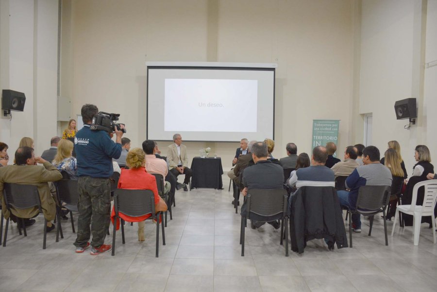 FOTO F. MELCHIORI// AUTORIDADES./ Acompa&ntilde;aron en la celebraci&oacute;n del organismo. PRESENCIA./ Interesante cantidad de p&uacute;blico se dio cita en la realizaci&oacute;n.