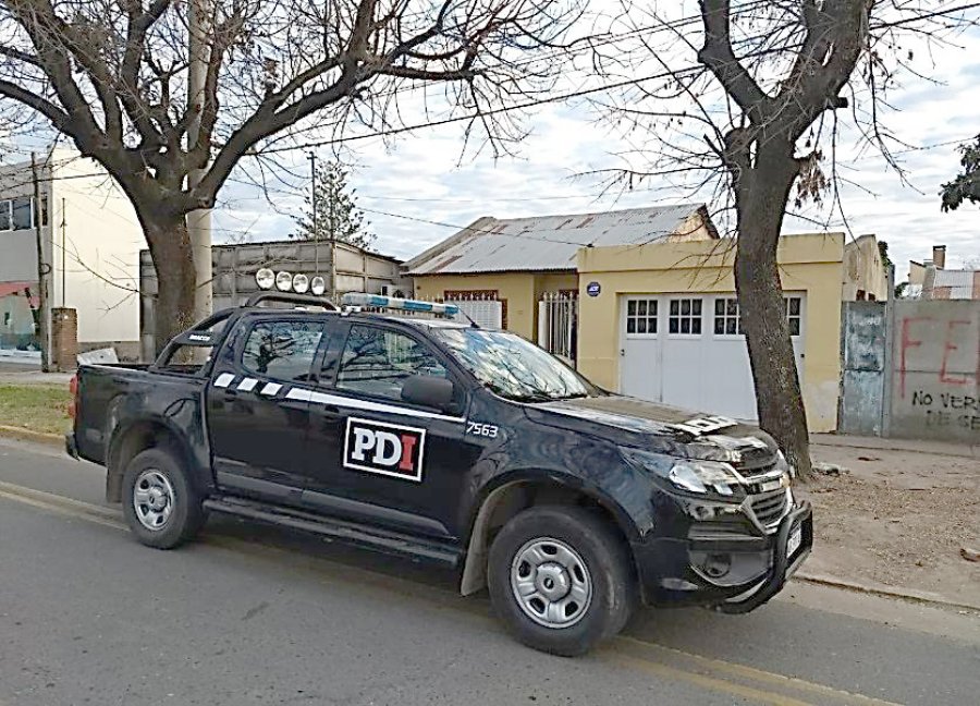 FOTO PDI ALLANAMIENTO. Se detuvo a un hombre que hab&iacute;a robado el celular a una mujer en la v&iacute;a p&uacute;blica.