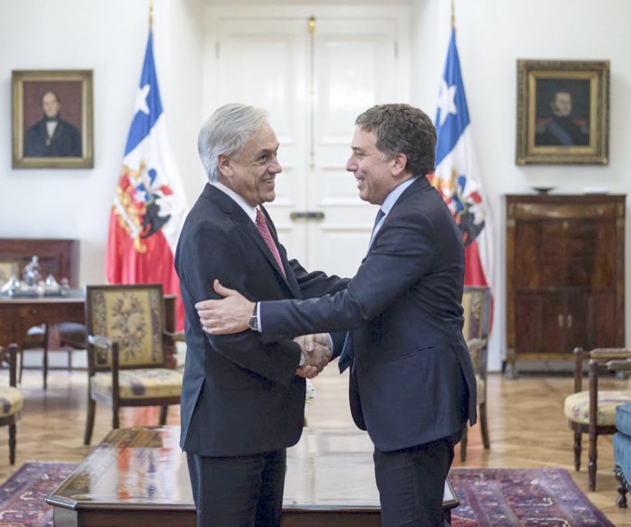 FOTO NA SALUDO. Pi&ntilde;era al recibir a Dujovne.
