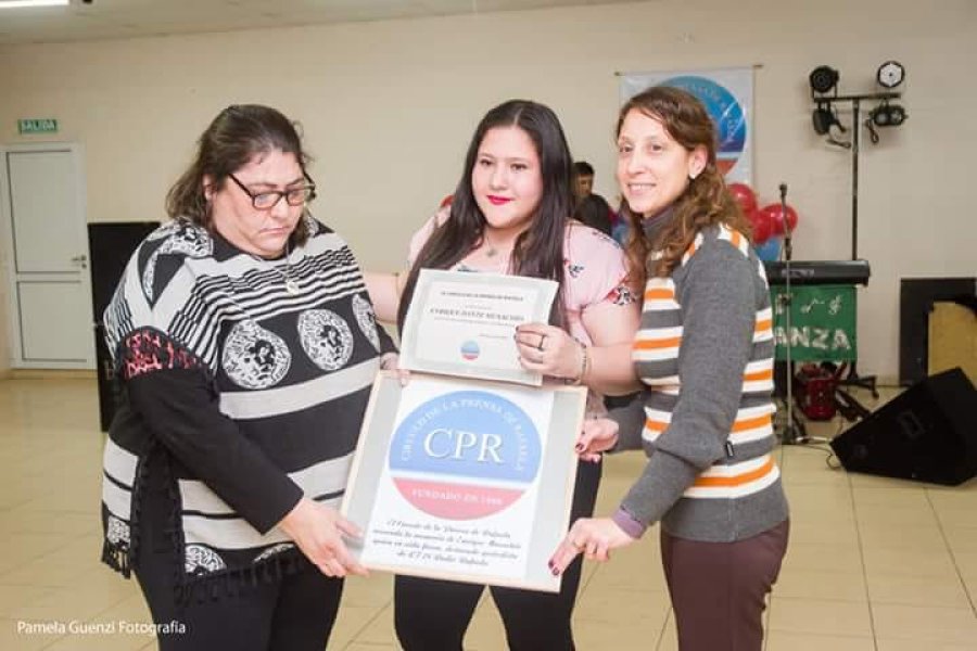FOTO PAMELA GUENZI HOMENAJE A MUSACHIO./ Carla (hija), Irene (nieta) y Carina Ortiz.
