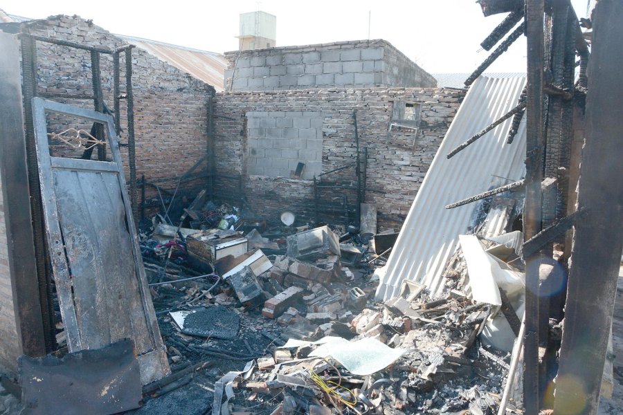 FOTO M. LIOTTA PERDIDAS TOTALES. En otro hecho un incendio destruy&oacute; totalmente una vivienda en barrio Italia de Rafaela.