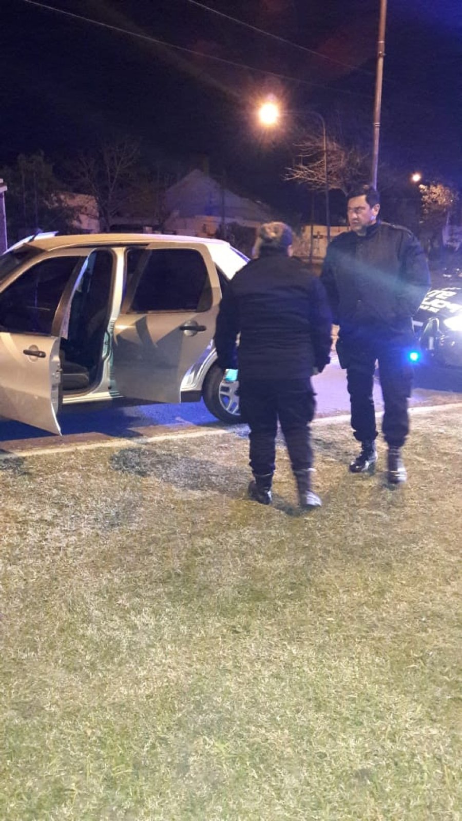 FOTO UR V  FIAT PALIO. El jefe de la UR V, junto al auto sustraído y luego recuperado por la policía.  CICLOVIA. Allí se apostaron 6 patrulleros y Policía Científica. “Fue una situación incómoda y de miedo”, dijo un vecino.