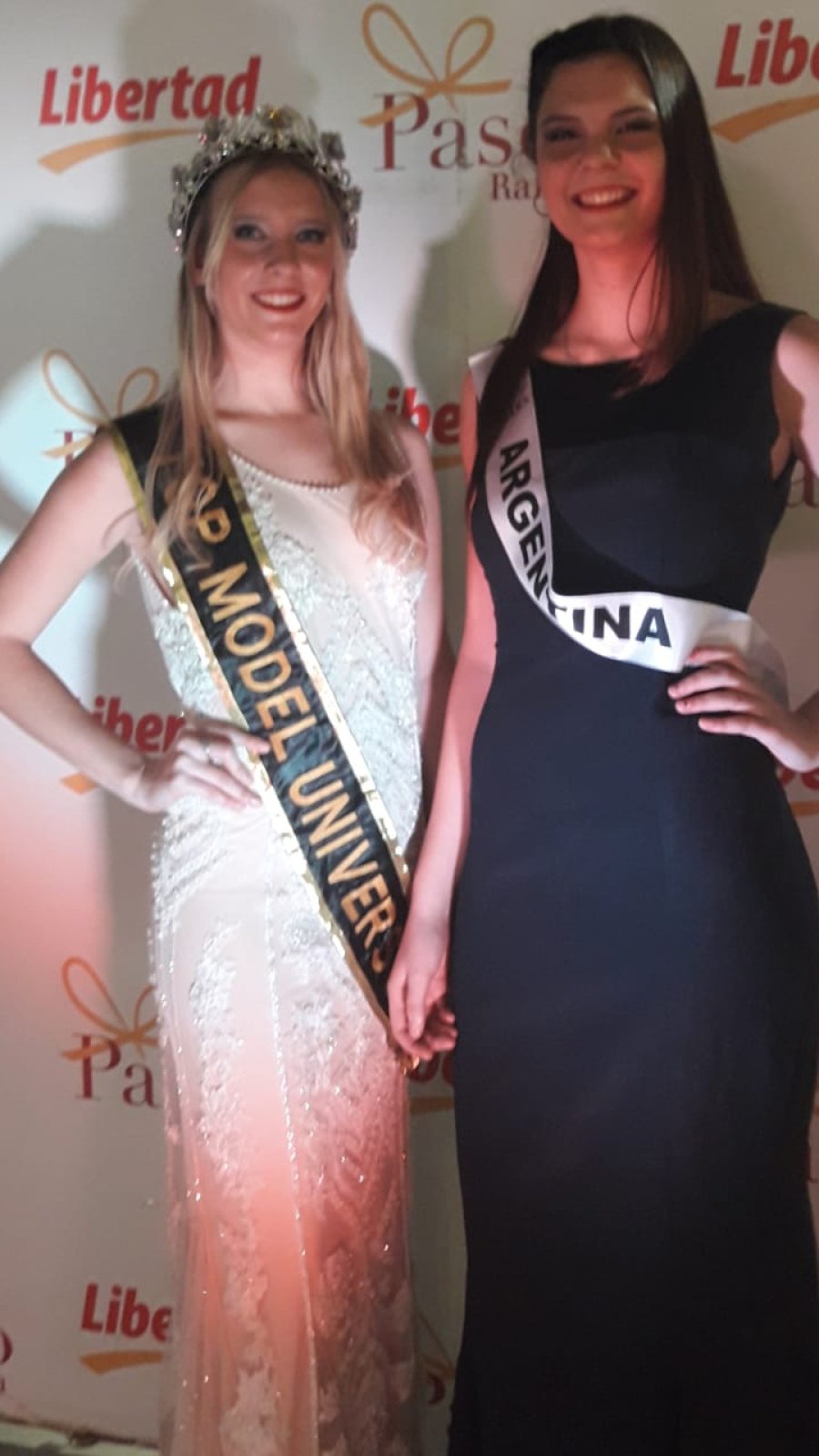 FOTO L. MART&Iacute;NEZ// CORONACION./ Ornella Esposto y Alfonsina Mart&iacute;nez en el momento de la elecci&oacute;n.