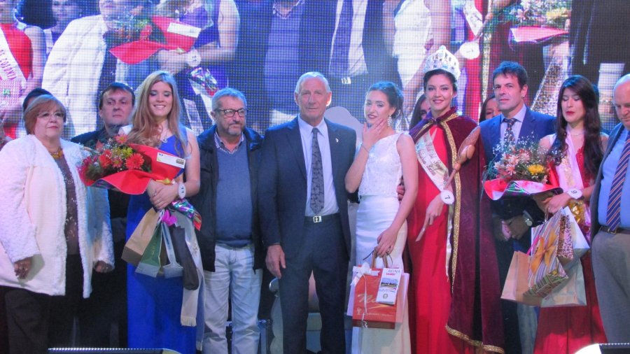 FOTO PRENSA MUNICIPALIDAD// ELECTAS./ El Intendente y funcionarios junto a la nueva reina, la embajadora y princesas.