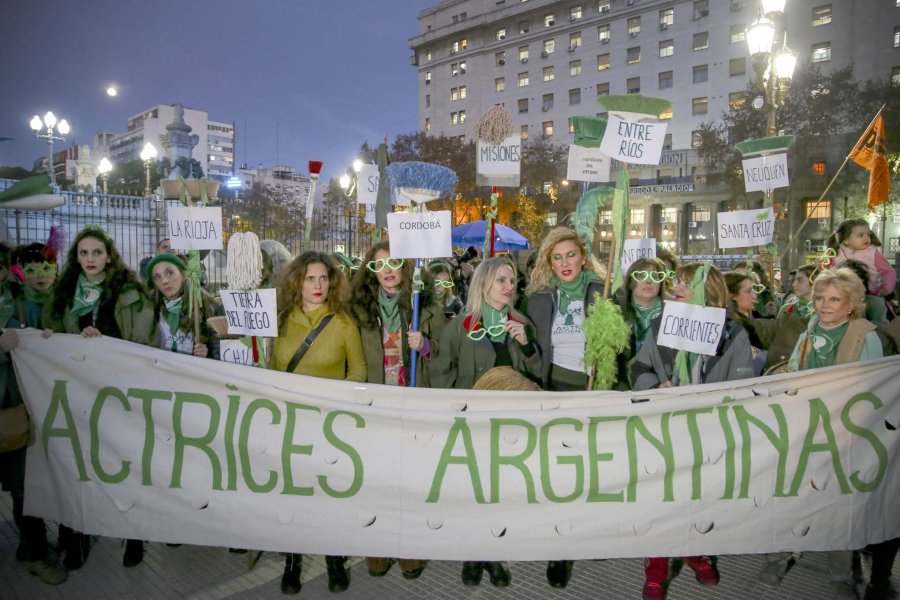 FOTO NA PA&Ntilde;UELAZO. Fuera del Congreso, a favor de despenalizar el aborto.