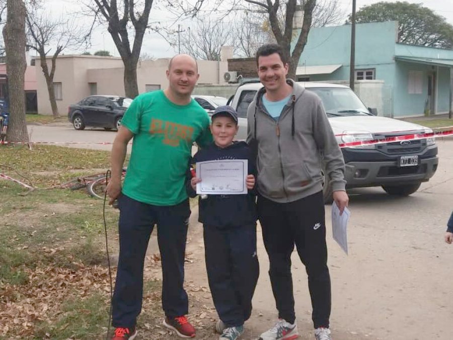 PREMIO/Juan Serafino, Juan B. G&oacute;mez  y Mauro Gilabert al finalizar el torneo.