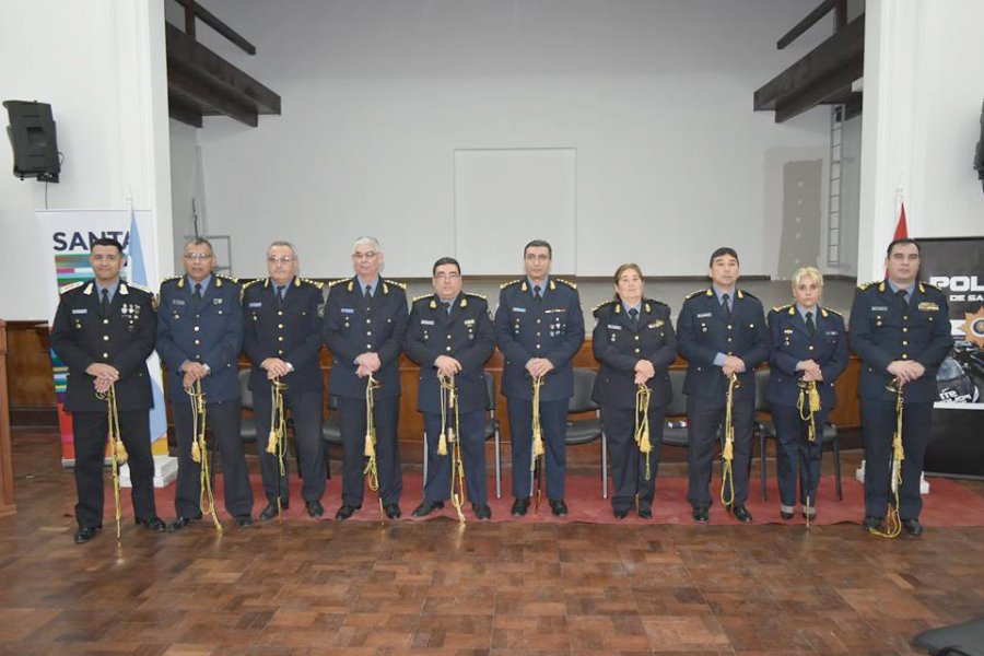 FOTO FACEBOOK ISEP DIRECTORES GENERALES. Los diez funcionarios policiales que recibieron la r&eacute;plica del sable del Brigadier L&oacute;pez.