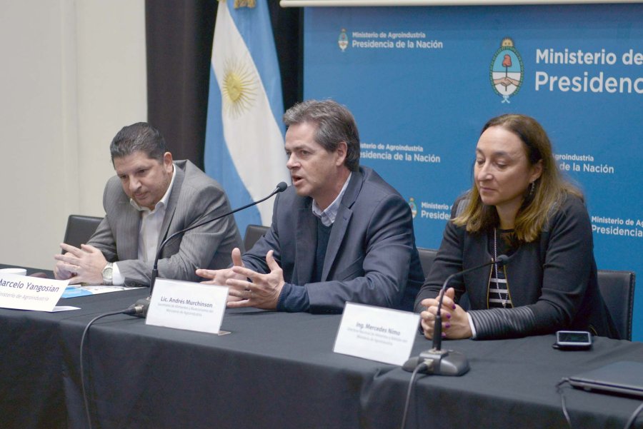 FOTO AGROINDUSTRIA JORNADA./ Marcelo Yangosian, Andr&eacute;s Murchison y Mercedes Nimo.