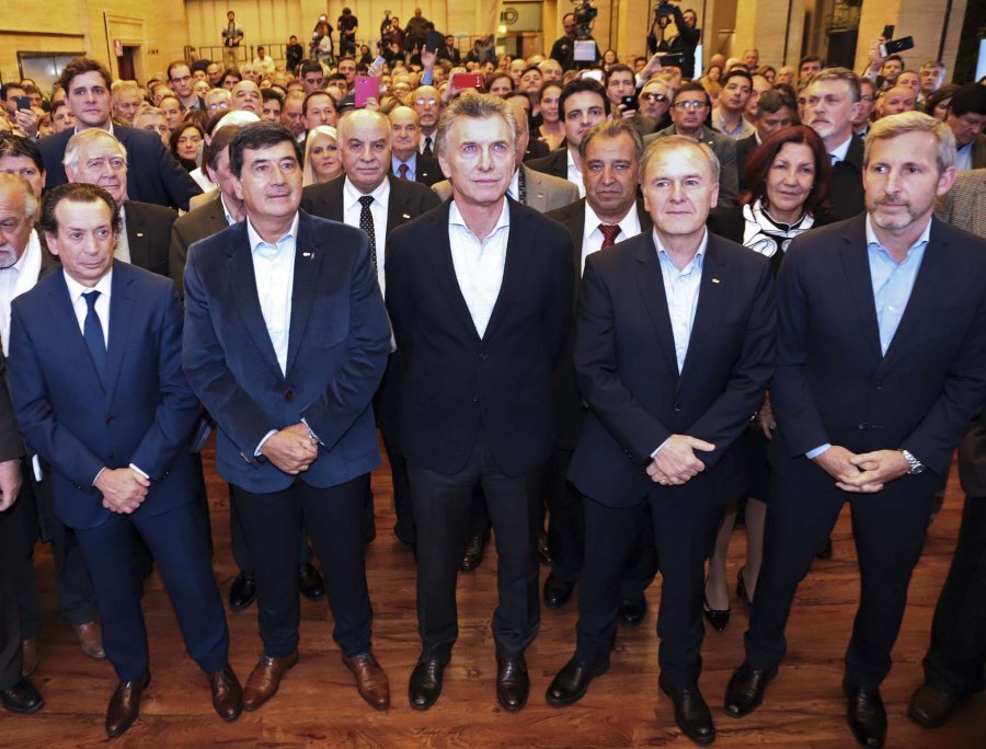 FOTO NA ENCUENTRO. Macri junto al titular de CAME, Gerardo D&iacute;az Beltr&aacute;n, entre otros.