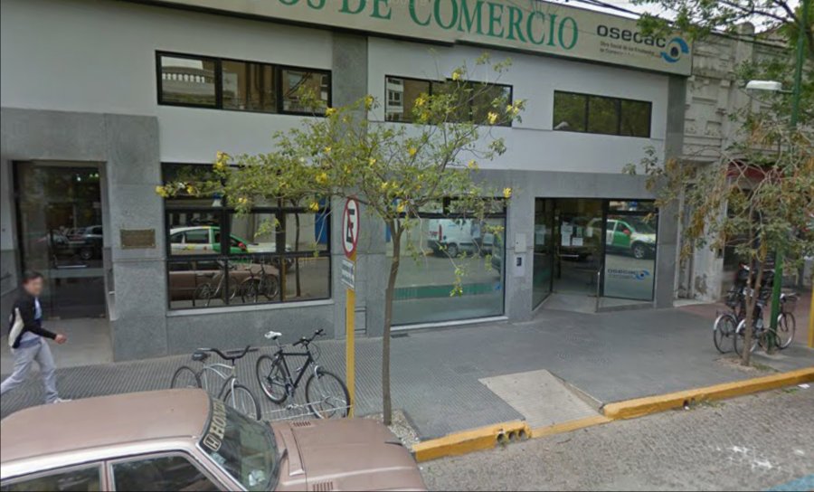 FOTO GOOGLE BICICLETERO. En esta cuadra de calle G&uuml;emes ocurrieron los hechos.