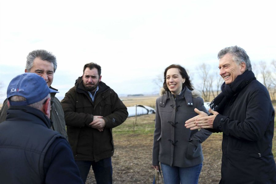 FOTO PRESIDENCIA. CON FUNCIONARIOS./ Macri visit&oacute; en Tandil al productor lechero Mart&iacute;n Tuculet.