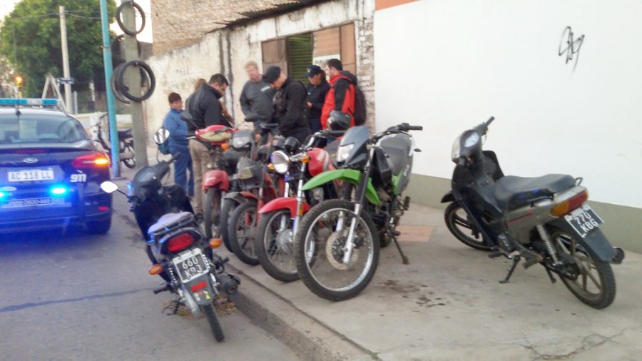 FOTO UR V TALLER DE MOTOS. Los efectivos controlaron el origen de motores y motopartes.