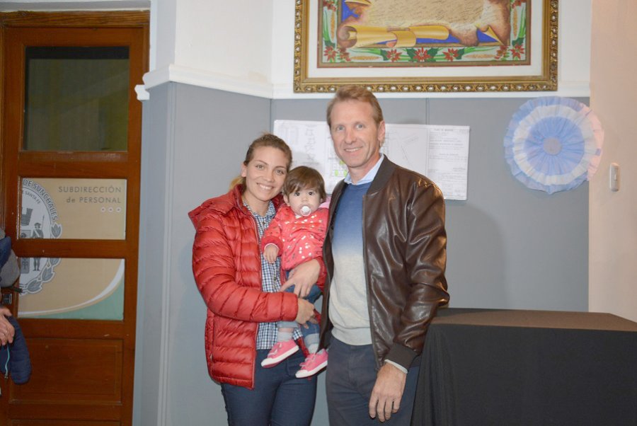 FOTO COMUNICACION// BENEFICIARIA./ Gonzalo Toselli con una de las familias beneficiadas.