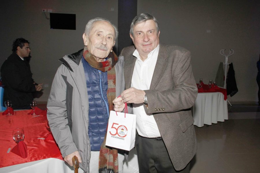 FOTO ARCHIVO// NESTOR JOSE ABATIDAGA./ Recibiendo una distinci&oacute;n en el cincuentenario de los Bomberos Voluntarios.