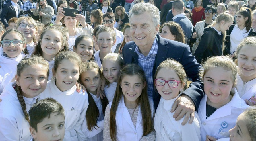 FOTO NA EN BASAVILBASO. Macri con alumnos de escuelas primarias en un centro comunitario.