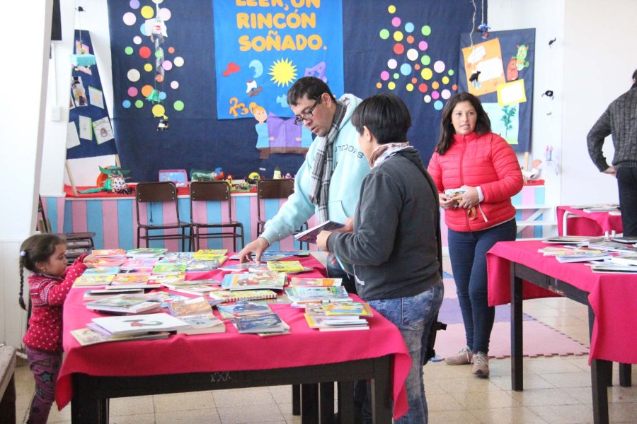 FOTO J. BARRERA ESCENAS. La Feria del Libro de la Escuela Rivadavia en tres momentos.