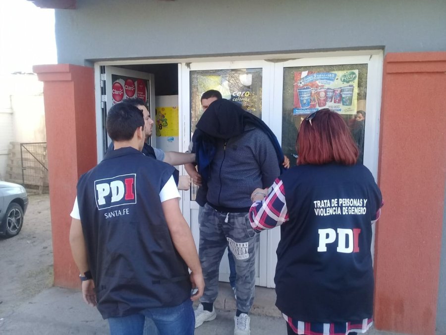 FOTO AG. INV. TRATA PDI TRAS LAS REJAS. El momento en que el abusador de 36 a&ntilde;os fue detenido.